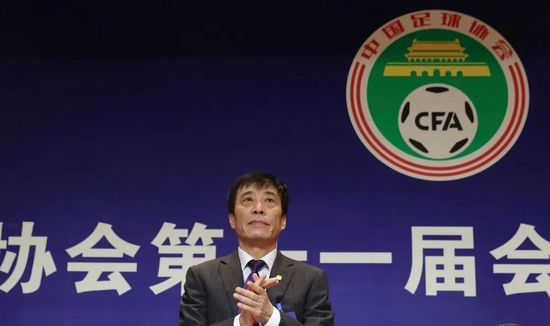 这个以一辈子从没自己穿过一次袜子，没给自己挣过一片面包为荣的少爷，有时也会感到忧伤，尤其当他回忆起自己的童年时光，就会对幸福的家庭生活产生美好而无望的憧憬。